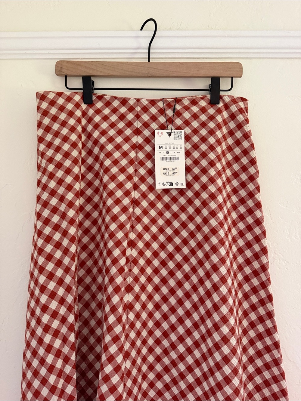 Red and white checkered Skirt - Picture 3 of 4